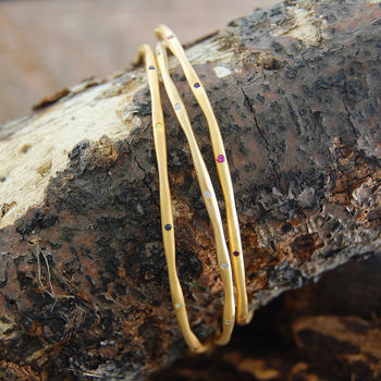 
            
                Load image into Gallery viewer, 18k Gold Sapphire September Birthstone Stacking Bangle
            
        