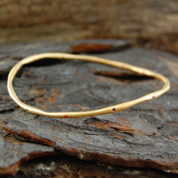 
            
                Load image into Gallery viewer, 18k Gold Sapphire September Birthstone Stacking Bangle
            
        